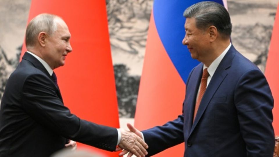 Wladimir Putin (l) und Xi Jinping in Peking