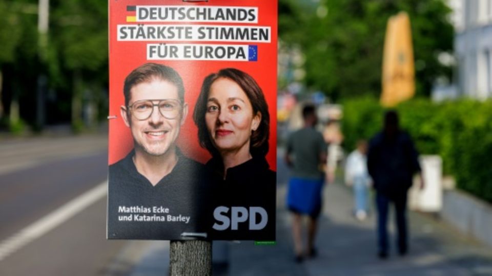Ein Wahlplakat wirbt für Matthias Ecke und Katharina Barley