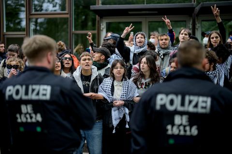 Polizisten gehen an der FU Berlin gegen pro-palästinensische Aktivisten der Gruppe "Student Coalition Berlin" vor