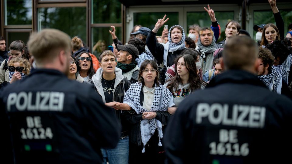 Polizisten gehen an der FU Berlin gegen pro-palästinensische Aktivisten der Gruppe "Student Coalition Berlin" vor