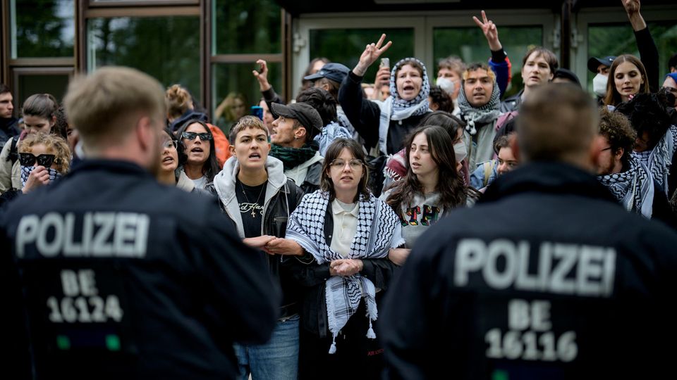 Polizisten greifen pro-palästinensische Aktivisten der Gruppe an der Freien Universität Berlin an 