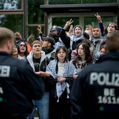 Polizisten gehen an der FU Berlin gegen pro-palästinensische Aktivisten der Gruppe "Student Coalition Berlin" vor