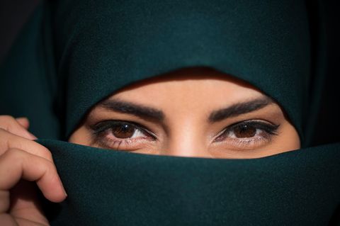 Eine Frau mit Gesichtsverhüllung