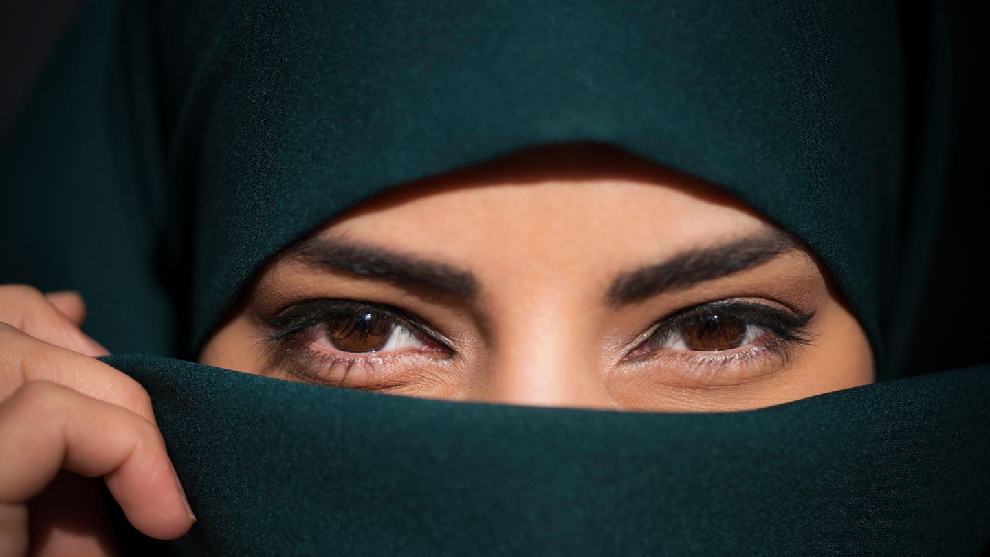 Eine Frau mit Gesichtsverhüllung