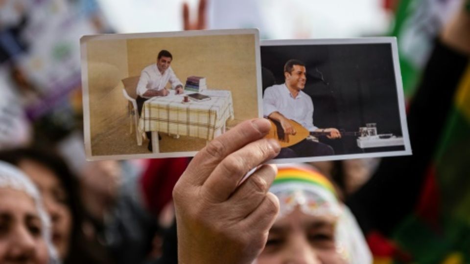 Anhänger von Demirtas halten Fotos von dem früheren HDP-Chef hoch