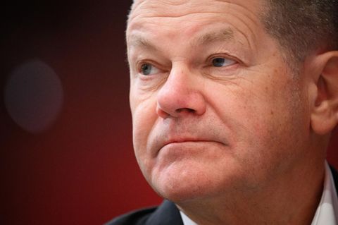 Bundeskanzler Olaf Scholz (SPD) schaut ernst