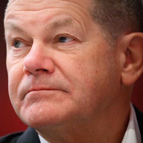 Bundeskanzler Olaf Scholz (SPD) schaut ernst