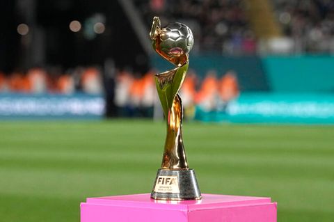 Die Trophäe der Frauenfußball-WM steht am Spielfeld