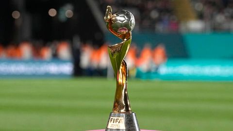 Die Trophäe der Frauenfußball-WM steht am Spielfeld