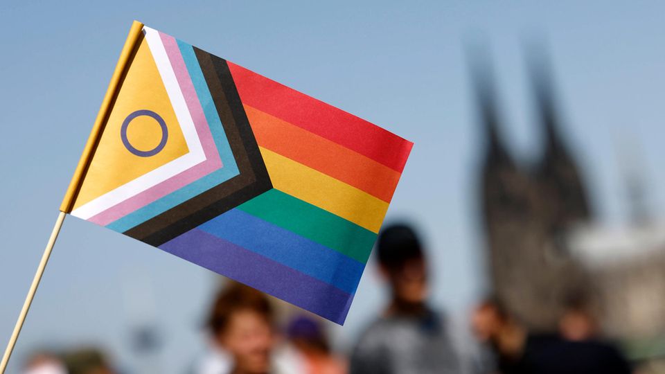 Die sogenannte Progress Pride Flag beim Christopher Street Day 2023 in Köln