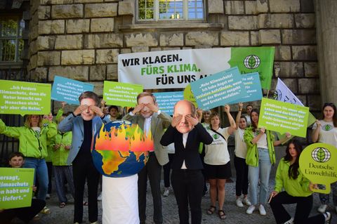 Spott-Demo der Deutschen Umwelthilfe: Sie darf Verbandsklagen vor deutschen Gerichten einreichen - und macht reichlich Gebrauch davon 