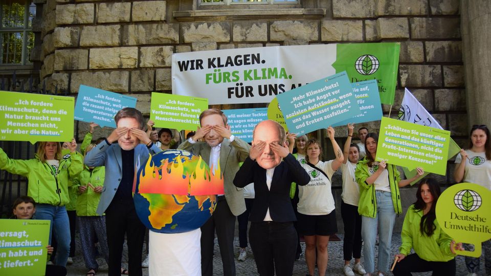 Spott-Demo der Deutschen Umwelthilfe: Sie darf Verbandsklagen vor deutschen Gerichten einreichen - und macht reichlich Gebrauch davon 