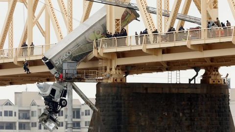 Ein LKW ist von einer Brücke gestürzt und hängt in der Luft