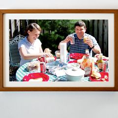 Ein Foto von Cindy und Rick beim Frühstück in einer Bilderrahmen an der Wand