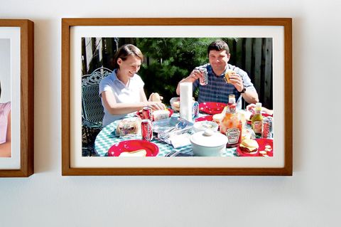 Ein Foto von Cindy und Rick beim Frühstück in einer Bilderrahmen an der Wand