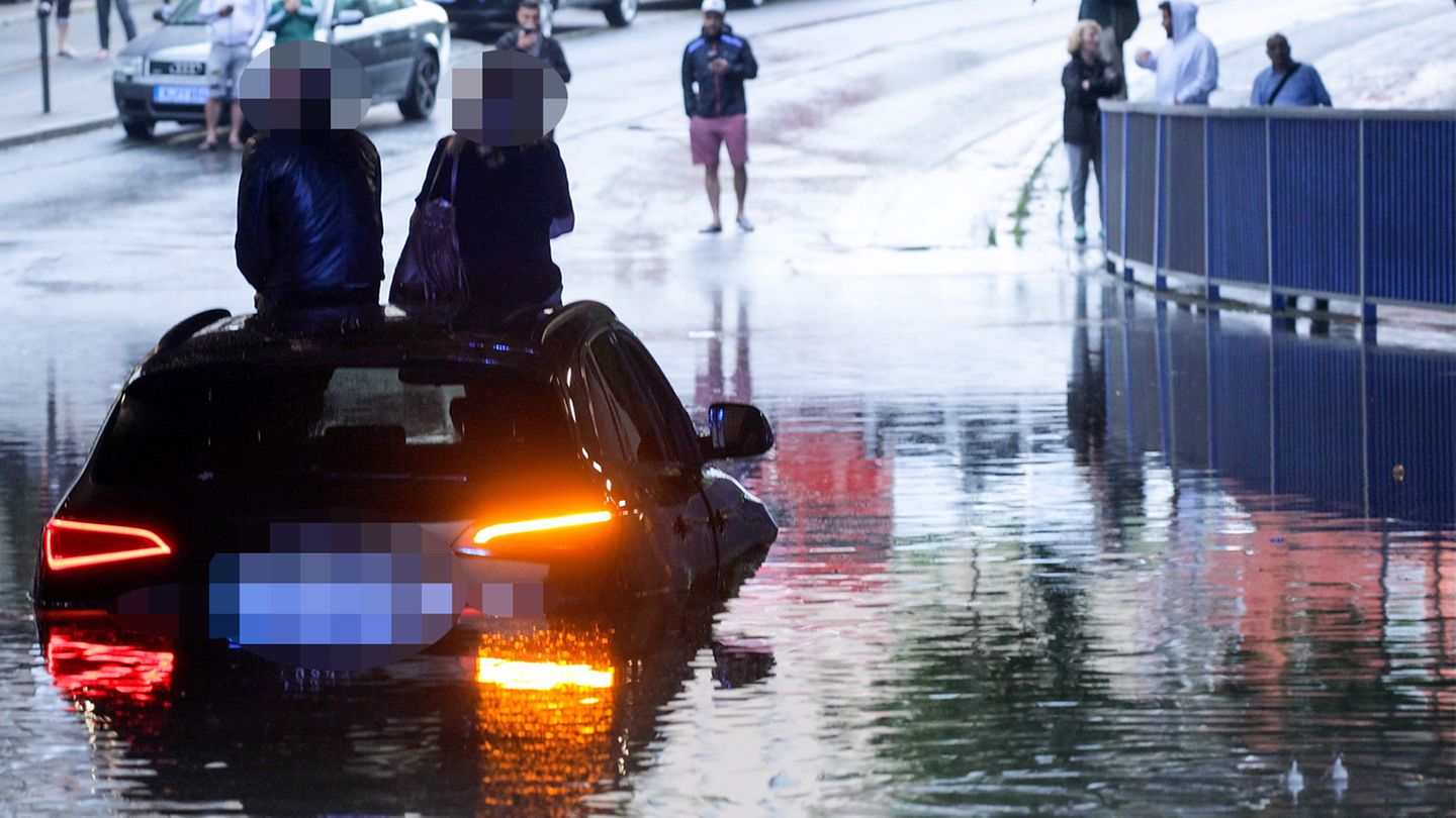 Schwere Unwetter in Deutschland: Starkregen: Paar muss von Autodach gerettet werden – seltener 