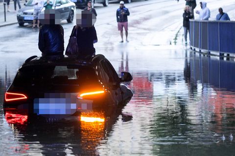 Starkregen im Süden: Paar muss von Autodach gerettet werden