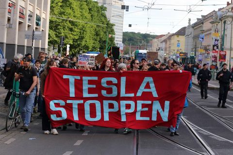 Investigativ-Team: Ausbau der Tesla-Fabrik: Anwohner zeigen sich frustriert – stern-Reporterin ordnet die Lage ein