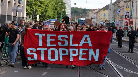 Elektro-Pickup: Tesla will "Finger-Guillotine" am Cybertruck entschärft haben – Youtuber macht den schmerzhaften Test