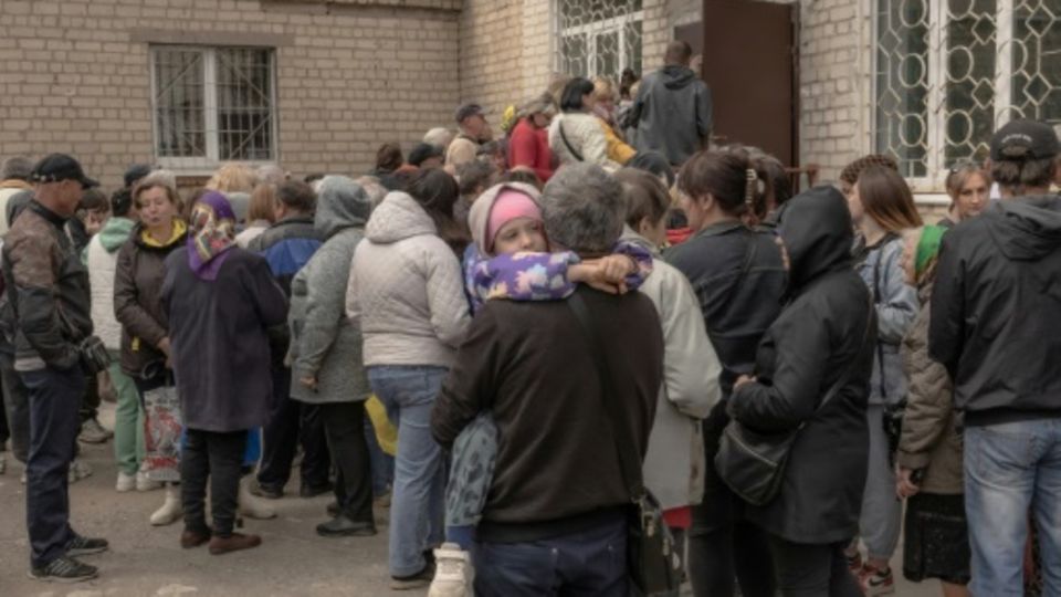 Aus umkämpften Gebieten evakuierte Ukrainer in Charkiw