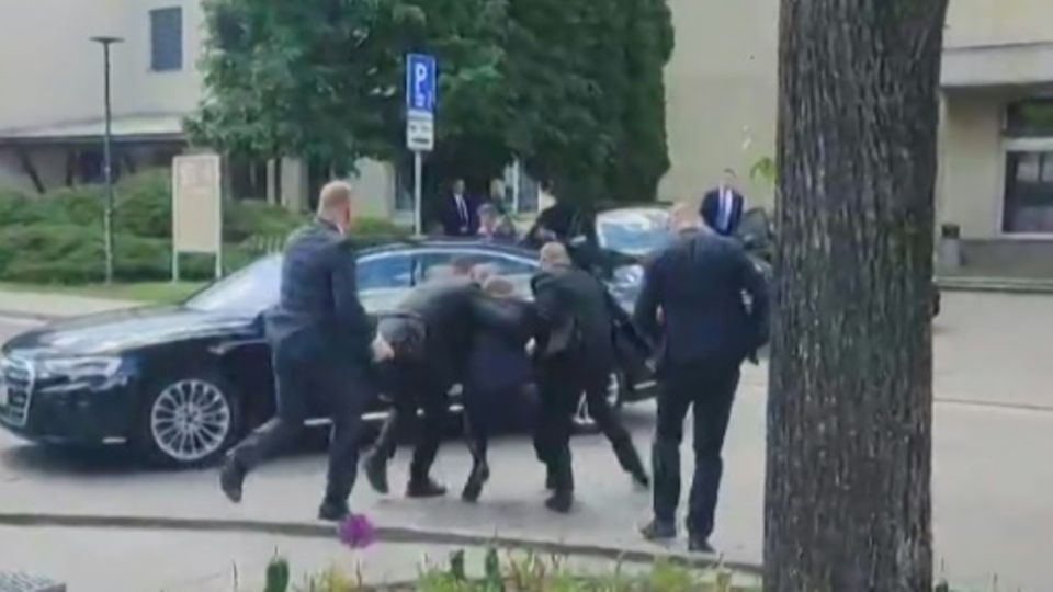Personenschützer bringen Fico nach Attentat in ein Auto