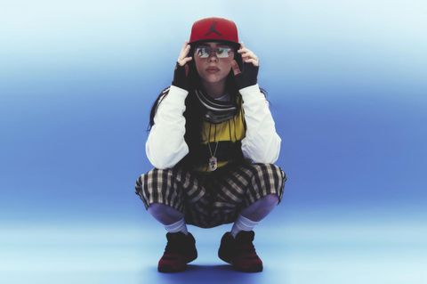 Billie Eilish, kniend, schaut in die Kamera