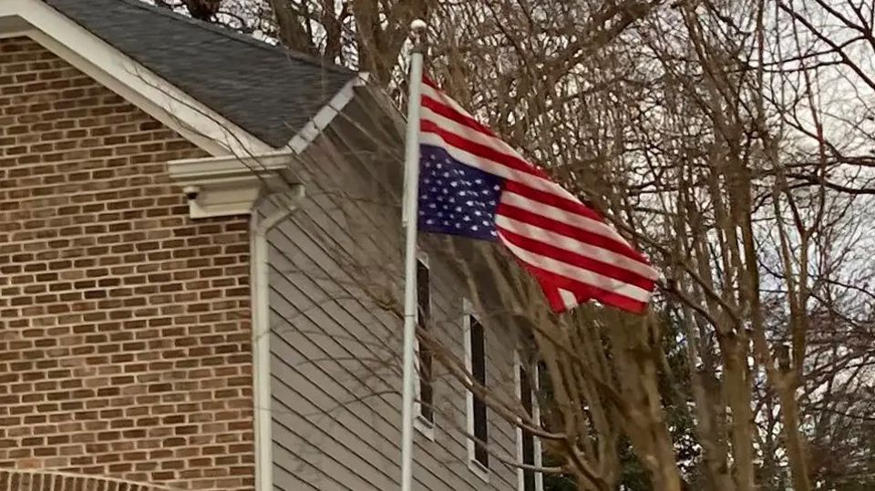 Ein Foto zeigt eine umgedrehte Flagge vor dem Haus des Richters des Obersten Gerichtshofs, Alito, am 17. Januar 2021