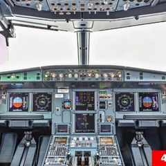 Blick in ein Cockpit eines modernen Passagierjets