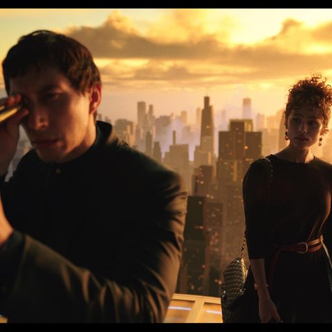Adam Driver und Nathalie Emmanuel über der Skyline der großen Stadt