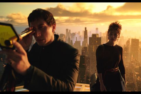 Adam Driver und Nathalie Emmanuel über der Skyline der großen Stadt