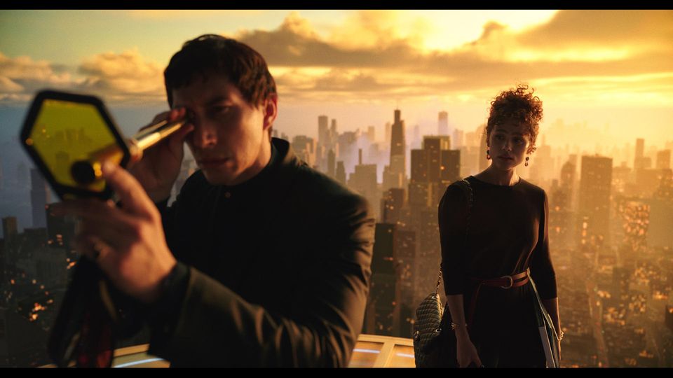 Adam Driver und Nathalie Emmanuel über der Skyline der großen Stadt