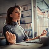 Mit innerer Ruhe gegen nervöses Schwitzen  Wer regelmäßig vor Anspannung stark ins Schwitzen kommt, sei es bei Bewerbungsgesprächen, Vorträgen oder anderen Stresssituationen, sollte sich mit Entspannungstechniken beschäftigen. Das kann Autogenes Training, Meditation sein aber auch Yoga, Pilates oder generell Sport. Mit etwas Training lassen sich einzelne Übungen wie Atemroutinen und fokussierte Meditation auch in den Alltag einbauen, um als stressig empfundene Situationen mit mehr Gelassenheit und damit etwas weniger Schwitzen zu begegnen. 