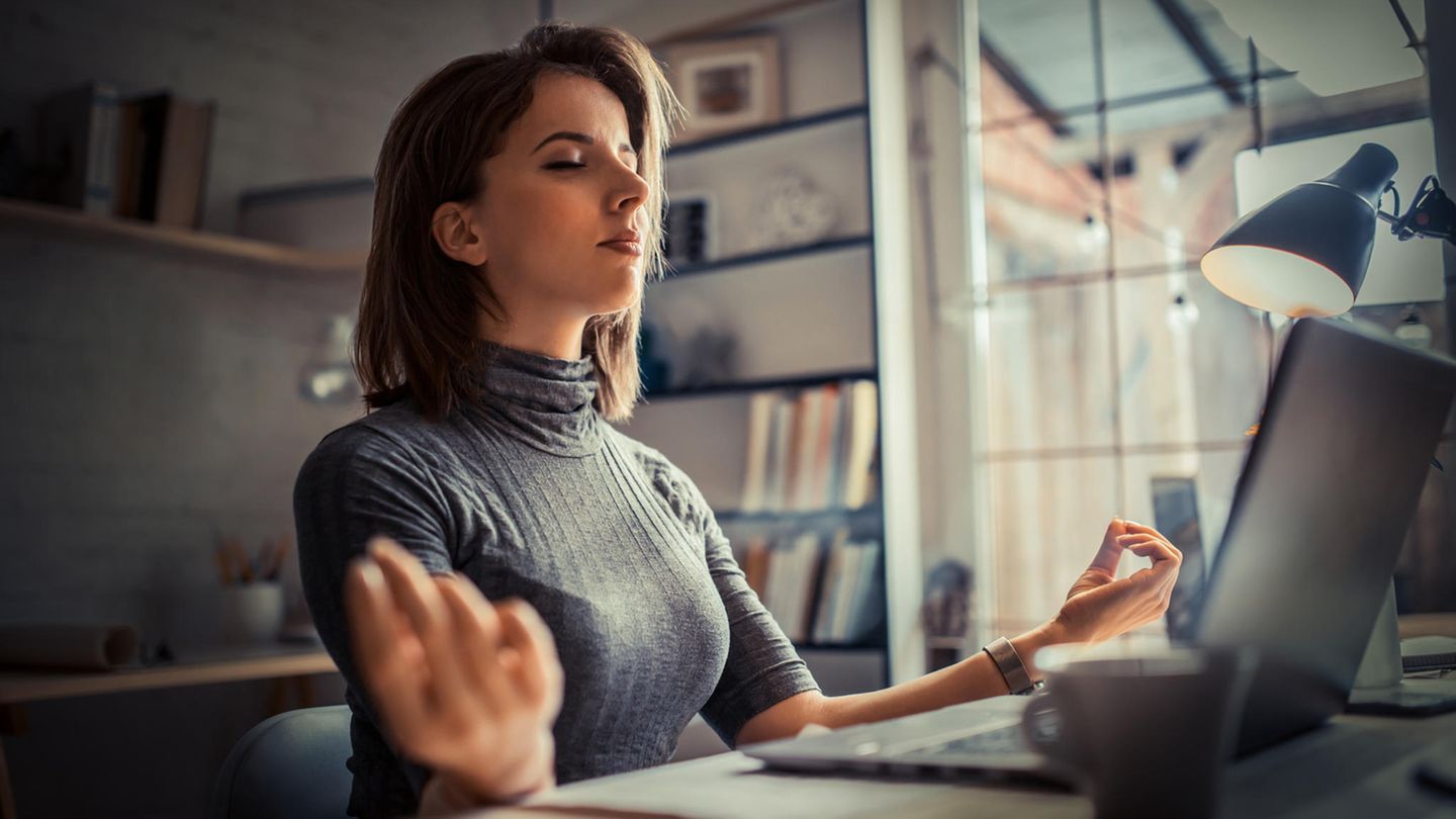 Mit innerer Ruhe gegen nervöses Schwitzen  Wer regelmäßig vor Anspannung stark ins Schwitzen kommt, sei es bei Bewerbungsgesprächen, Vorträgen oder anderen Stresssituationen, sollte sich mit Entspannungstechniken beschäftigen. Das kann Autogenes Training, Meditation sein aber auch Yoga, Pilates oder generell Sport. Mit etwas Training lassen sich einzelne Übungen wie Atemroutinen und fokussierte Meditation auch in den Alltag einbauen, um als stressig empfundene Situationen mit mehr Gelassenheit und damit etwas weniger Schwitzen zu begegnen. 