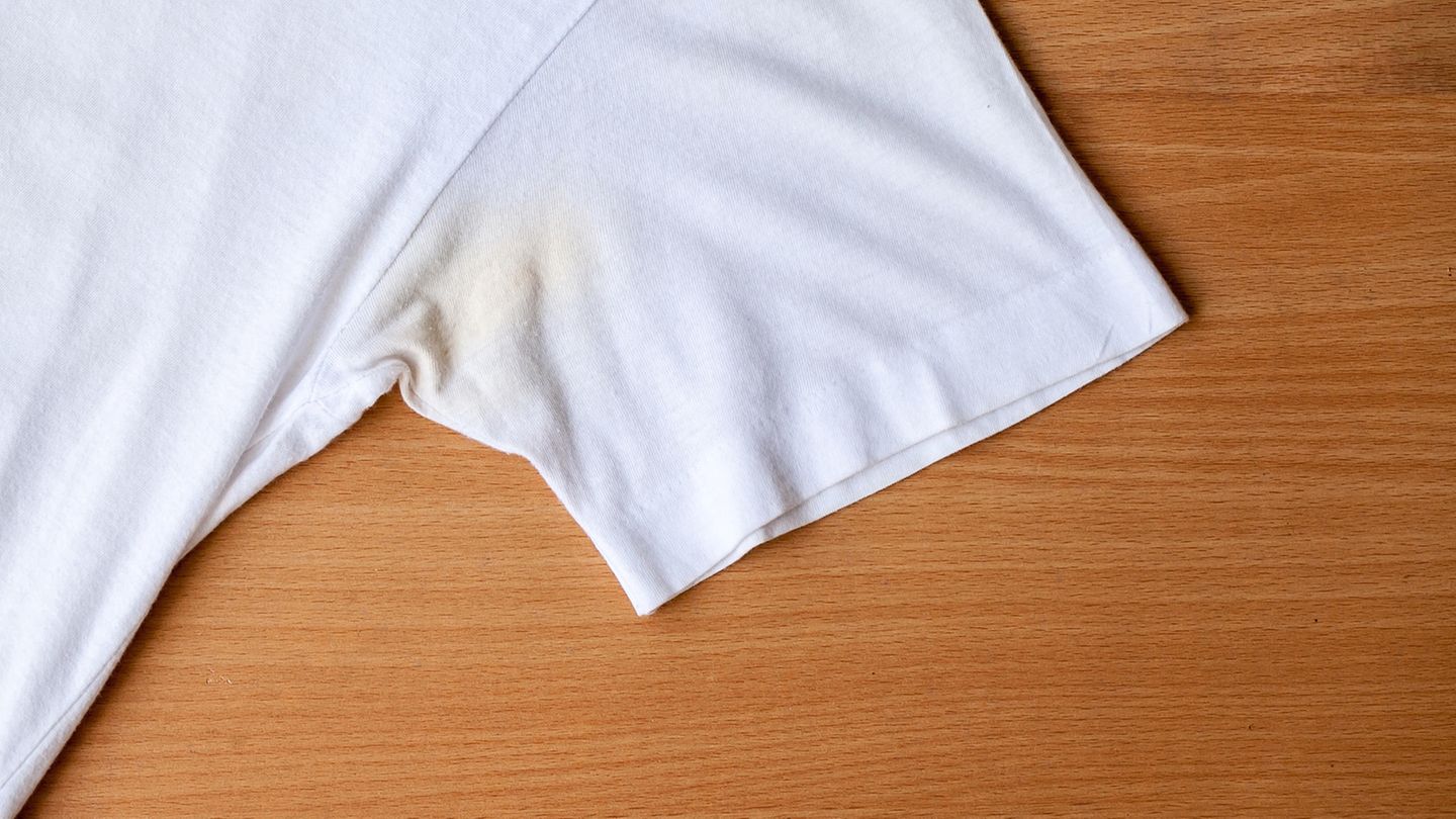So gehen Schweißgeruch und gelbe Flecken aus der Kleidung