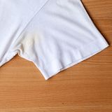 So gehen Schweißgeruch und gelbe Flecken aus der Kleidung