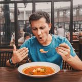 Diese Schweißtreiber lauern im Essen  Curry, Paprika, Chili, Senf, Wasabi, Peperoni, Meerrettich – die Stoffe Allylisothiocyanat und Capsaicin in scharfen Gewürzen erweitern die Gefäße und erhöhen den Herzschlag. Die Folge: Man schwitzt ordentlich. Wer das nicht möchte, kann nach dem scharfen Essen etwas Salz, Weißbrot oder einen Joghurt-Dip die Schärfe etwas neutralisieren. Oder lieber ganz auf scharfes Verzichten. Auch den Fleischkonsum sollten zum Schwitzen neigende Menschen an heißen Sommertagen einschränken. Die im Fleisch enthaltenen Purine fördern die Transpiration. Vegetarier können nur bedingt aufatmen. Purine sind auch in Soja und Hülsenfrüchte enthalten, beides beliebte Grundlagen vegetarischer Fleischalternativen. Schweißtreibend sind zudem Kaffee, Alkohol und Nikotin. Leider werden alle drei häufig in Kombination genossen. 