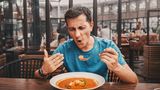 Diese Schweißtreiber lauern im Essen  Curry, Paprika, Chili, Senf, Wasabi, Peperoni, Meerrettich – die Stoffe Allylisothiocyanat und Capsaicin in scharfen Gewürzen erweitern die Gefäße und erhöhen den Herzschlag. Die Folge: Man schwitzt ordentlich. Wer das nicht möchte, kann nach dem scharfen Essen etwas Salz, Weißbrot oder einen Joghurt-Dip die Schärfe etwas neutralisieren. Oder lieber ganz auf scharfes Verzichten. Auch den Fleischkonsum sollten zum Schwitzen neigende Menschen an heißen Sommertagen einschränken. Die im Fleisch enthaltenen Purine fördern die Transpiration. Vegetarier können nur bedingt aufatmen. Purine sind auch in Soja und Hülsenfrüchte enthalten, beides beliebte Grundlagen vegetarischer Fleischalternativen. Schweißtreibend sind zudem Kaffee, Alkohol und Nikotin. Leider werden alle drei häufig in Kombination genossen. 