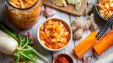 Damit der Schweiß weniger riecht  Du riechst, was du isst. Zwar hat jeder Mensch seinen individuellen „Grundgeruch“, doch was wir essen, hat mitunter einen deutlichen Einfluss darauf, wie unser Schweiß duftet. Freunde des Knoblauchs sind gemeinhin leicht olfaktorisch zu identifizieren, ebenso Zwiebelliebhaber und Fans von Kohl. Doch auch Gewürze wie Curry, Chili, Kreuzkümmel und Koriander sowie Rettich, Schimmelkäse und Fisch geben unserem Schweiß mitunter eine zusätzlich muffelnde Note. Wer reichlich rotes Fleisch isst, neigt auch eher zu einem stärkeren Körpergeruch. Während der langen Verdauungszeit entstehen reichlich Gase und Säuren, die über die Haut ausgeschieden werden. Es gibt sogar eine Studie der Universität Oxford, die den Zusammenhang zwischen Körpergeruch, Fleischkonsum und Attraktivität untersucht hat. Ergebnis: Der Schweiß von Vegetariern duftet besser.  