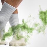 Mit Silber gegen Schweißfüße  Wer unter schwitzigen Füßen leidet, kann mit antibakteriellen Einlagen und Baumwollsocken mit eingewirkten Silberfäden gegen müffelnde Füße und Schuhwerk angehen. Neu als schweißbremsendes Sockenmaterial ist Bambus. 