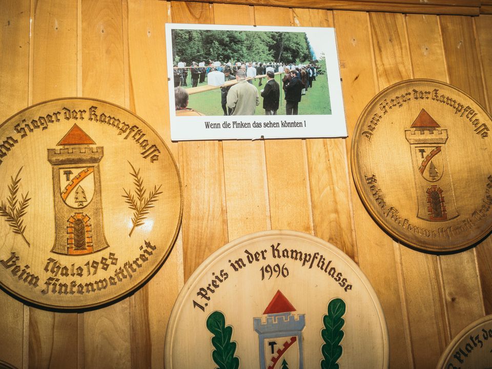 Auszeichnungen und Preise, gewonnen bei diversen Wettbewerben, hängen an der Wand Auszeichnungen und Preise, gewonnen bei diversen Wettbewerben, hängen an der Wand