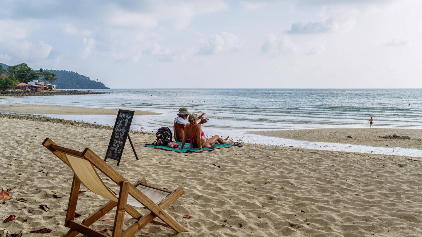 Wer früh in Rente geht, hat noch Zeit, das Leben zu genießen – wie Senioren hier am Strand auf der thailändischen Insel Koh Chang