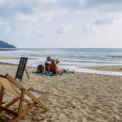 Wer früh in Rente geht, hat noch Zeit, das Leben zu genießen - wie hier Senioren am Strand der thailändischen Insel Koh Chang