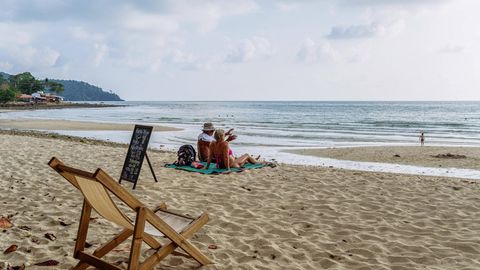 Wer früh in Rente geht, hat noch Zeit, das Leben zu genießen - wie hier Senioren am Strand der thailändischen Insel Koh Chang