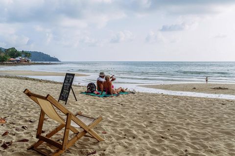 Wer früh in Rente geht, hat noch Zeit, das Leben zu genießen - wie hier Senioren am Strand der thailändischen Insel Koh Chang