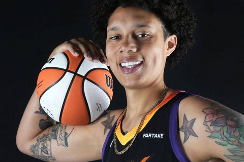 Brittney Griner mit Basketball auf der Schulter