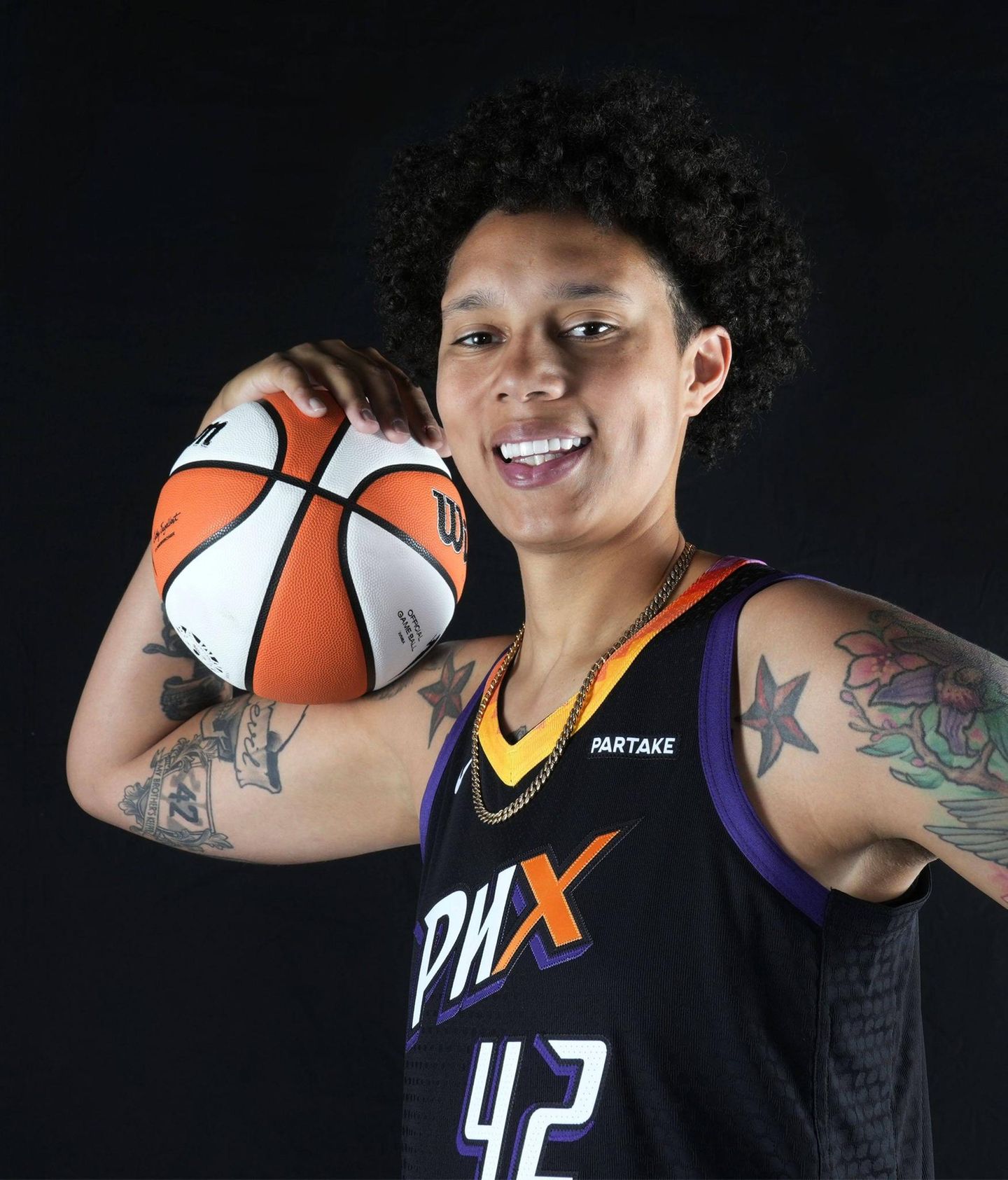 Brittney Griner mit Basketball auf der Schulter