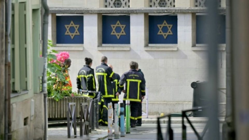 Feuerwehrleute vor der Synagoge in Rouen