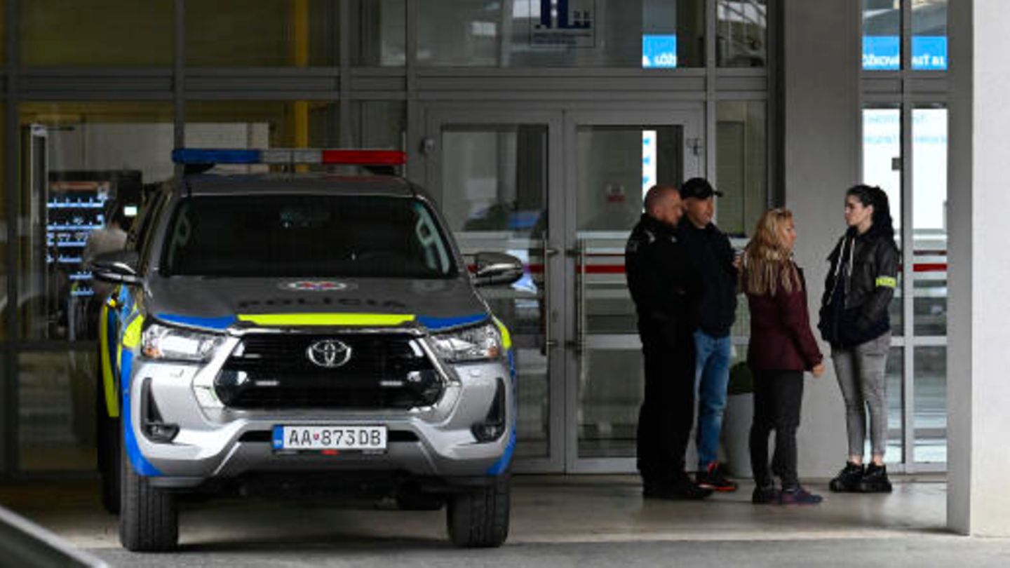 Ein Polizeiauto parkt vor dem FD Roosevelt University Hospital, wo der slowakische Premierminister Robert Fico wegen lebensgefährlicher Verletzungen behandelt wird