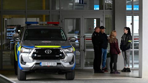 Ein Polizeiauto parkt vor dem F. D. Roosevelt Universitätskrankenhaus, in dem der lebensbedrohlich verletzte slowakische Premierminister Robert Fico behandelt wird