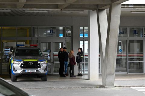 Ein Polizeiauto parkt vor dem F. D. Roosevelt Universitätskrankenhaus, in dem der lebensbedrohlich verletzte slowakische Premierminister Robert Fico behandelt wird